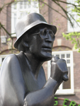 905038 Detail van het bronzen standbeeld van de Utrechtse cabaretier Herman Berkien (1942-2005), gemaakt door Frans ...